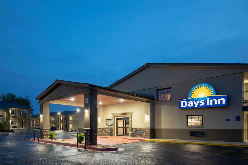 Days Inn & Suites by Wyndham Athens - main image