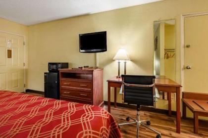 Econo Lodge - image 3