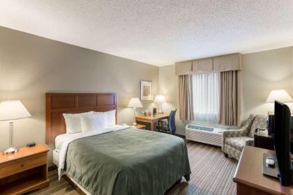 Quality Inn - image 9