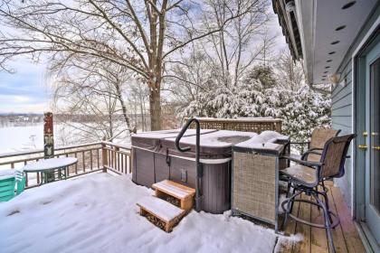 Cozy Retreat with Hot Tub on Sleepy Hollow Lake