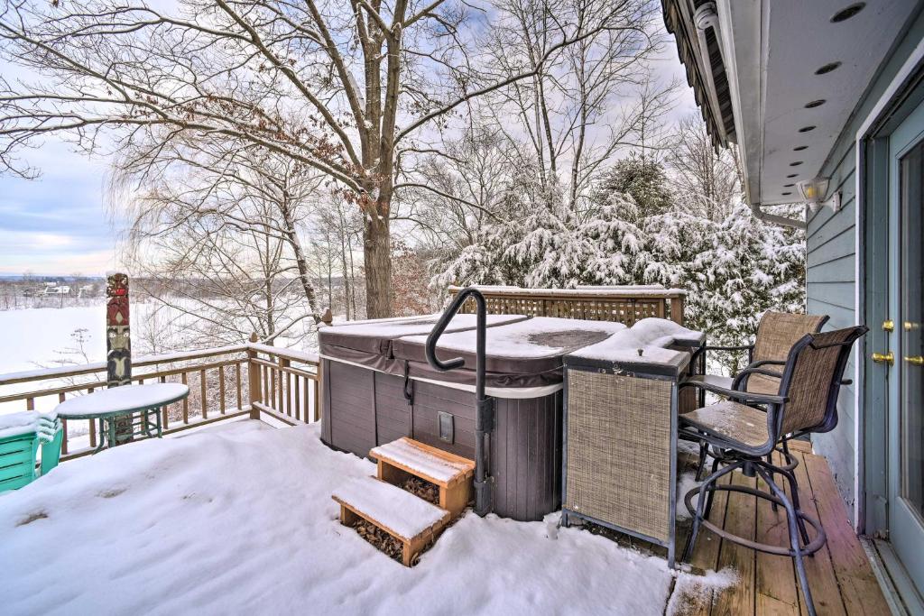 Cozy Retreat with Hot Tub on Sleepy Hollow Lake - main image