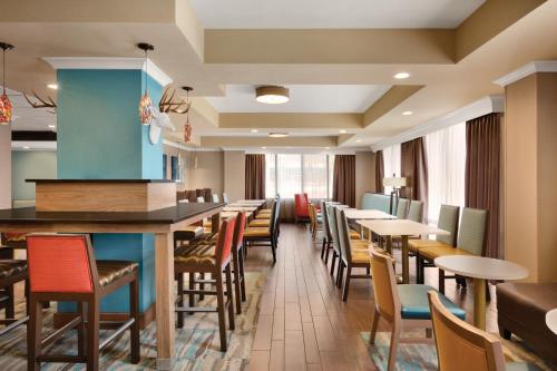 Hampton Inn Atlanta-Buckhead - image 2