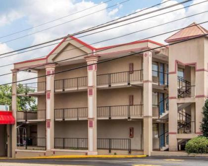 Econo Lodge Airport - image 3