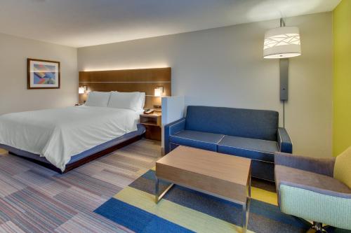 Holiday Inn Express & Suites Atlanta Perimeter Mall Hotel an IHG Hotel - main image