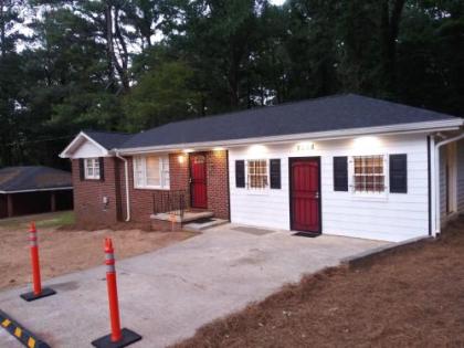 Spacious 3 Bedroom Home with Full Kitchen - Minutes from ATL Airport! home