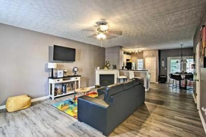 Bright and Cozy East Point Townhome with Patio! - image 5