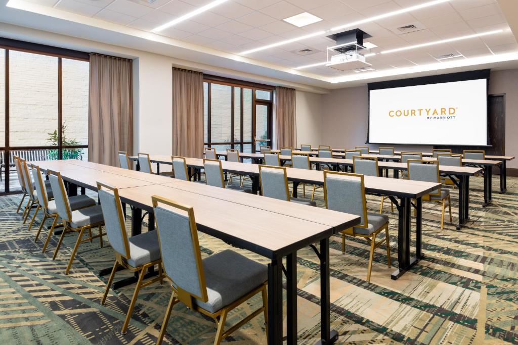 Courtyard by Marriott Atlanta Midtown - image 5