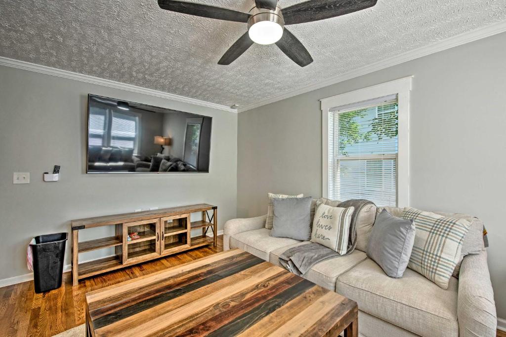 Charming and Chic Abode - 5 Mi to Dtwn Atlanta! - image 5