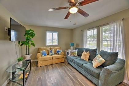 Luxe Cozy Crab Shack with Porch in Atlantic Beach! - image 1