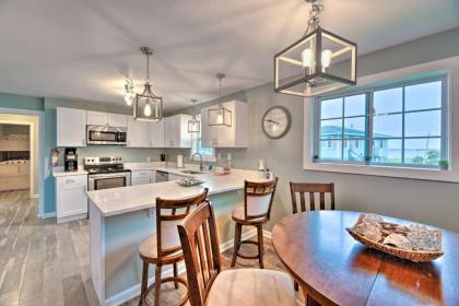 Luxe Cozy Crab Shack with Porch in Atlantic Beach! - image 2