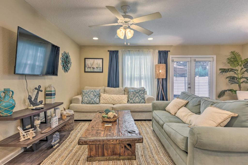 Bright Jacksonville Townhome 3 Mi to Beach! - main image