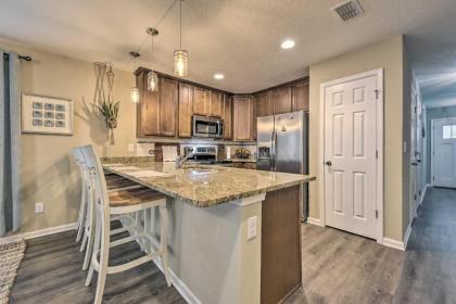 Bright Jacksonville Townhome 3 Mi to Beach! - image 10