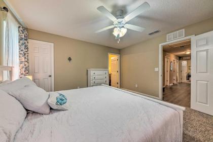 Bright Jacksonville Townhome 3 Mi to Beach! - image 15