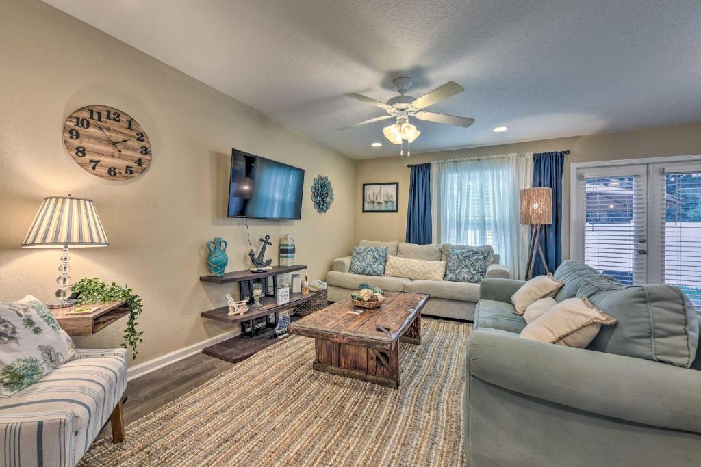 Bright Jacksonville Townhome 3 Mi to Beach! - image 3