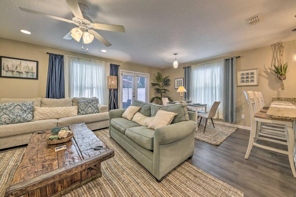 Bright Jacksonville Townhome 3 Mi to Beach! - image 5