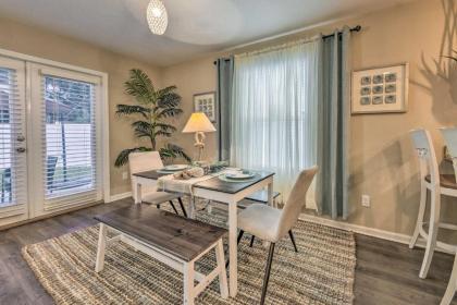 Bright Jacksonville Townhome 3 Mi to Beach! - image 8