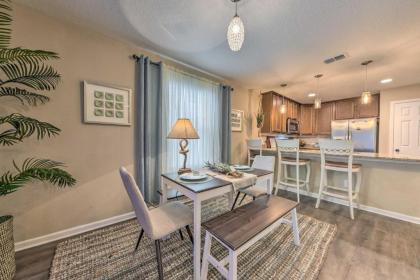 Bright Jacksonville Townhome 3 Mi to Beach! - image 9