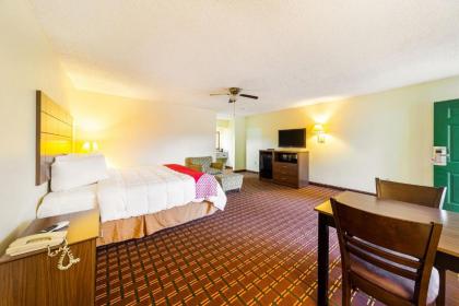 OYO Hotel Atmore AL Hwy 21 - image 15