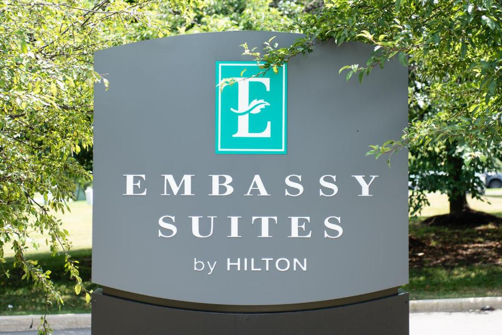 Embassy Suites by Hilton Auburn Hills - image 3