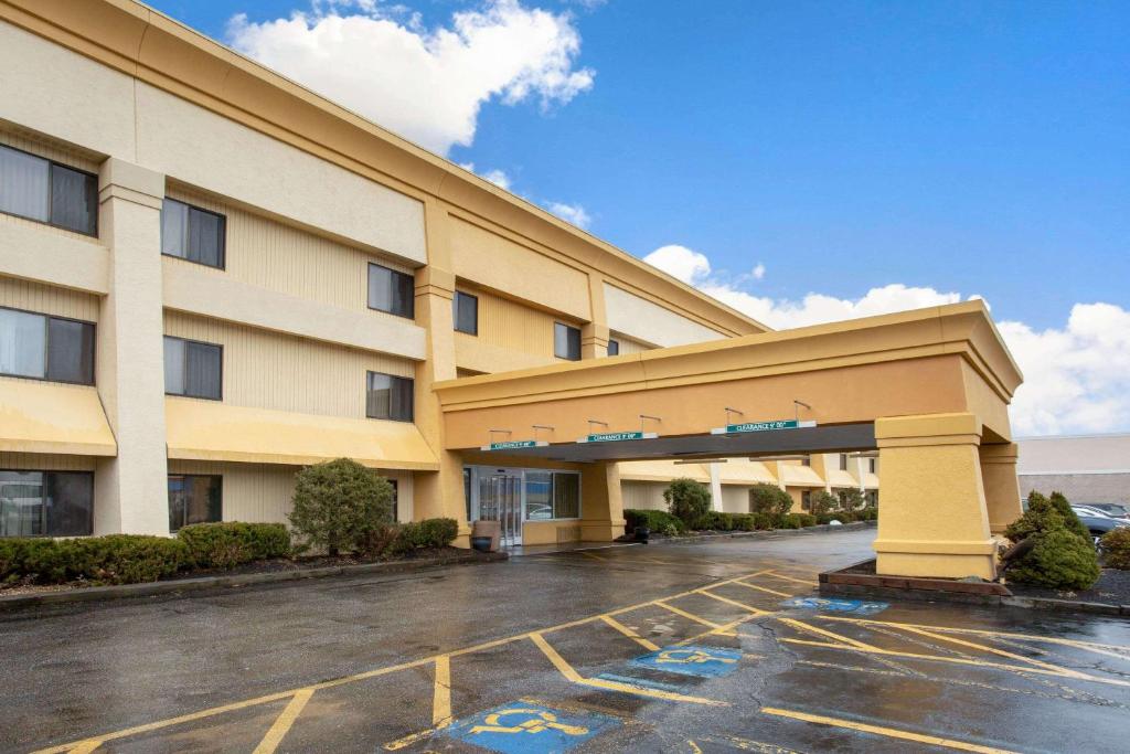 La Quinta Inn by Wyndham Auburn Worcester - image 6