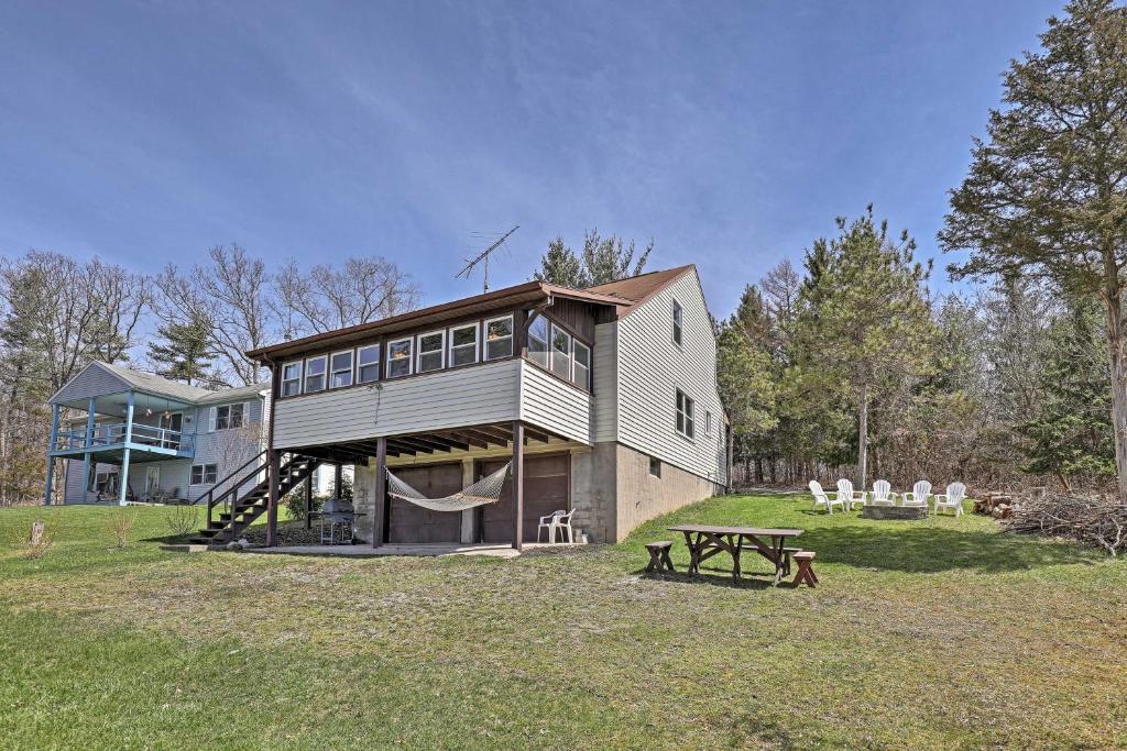 Home Near Owasco Lake with Grill Fire Pit and 3 Kayaks! - main image