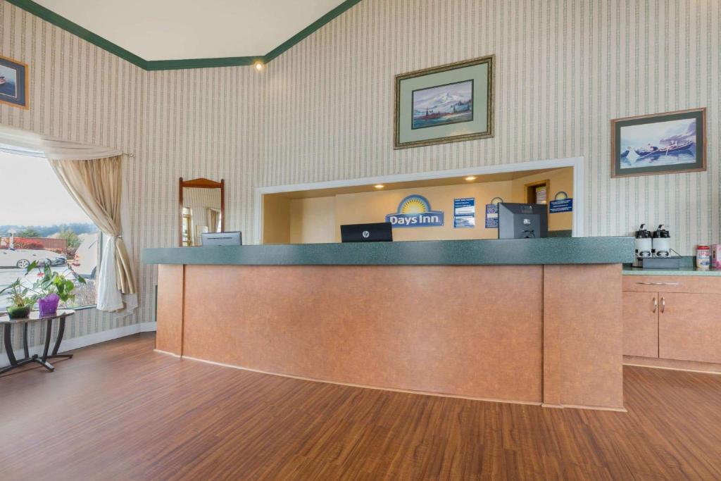 Days Inn by Wyndham Auburn - image 3