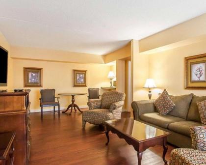 Clarion Inn & Suites University Center - image 3