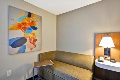 Hampton Inn Auburn - image 12