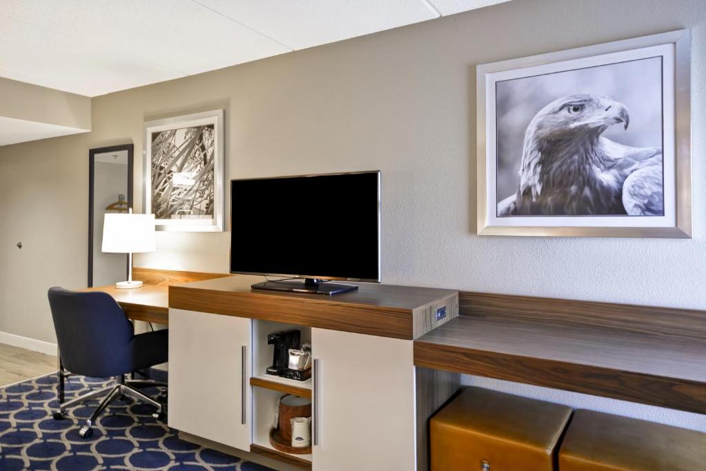 Hampton Inn Auburn - image 4