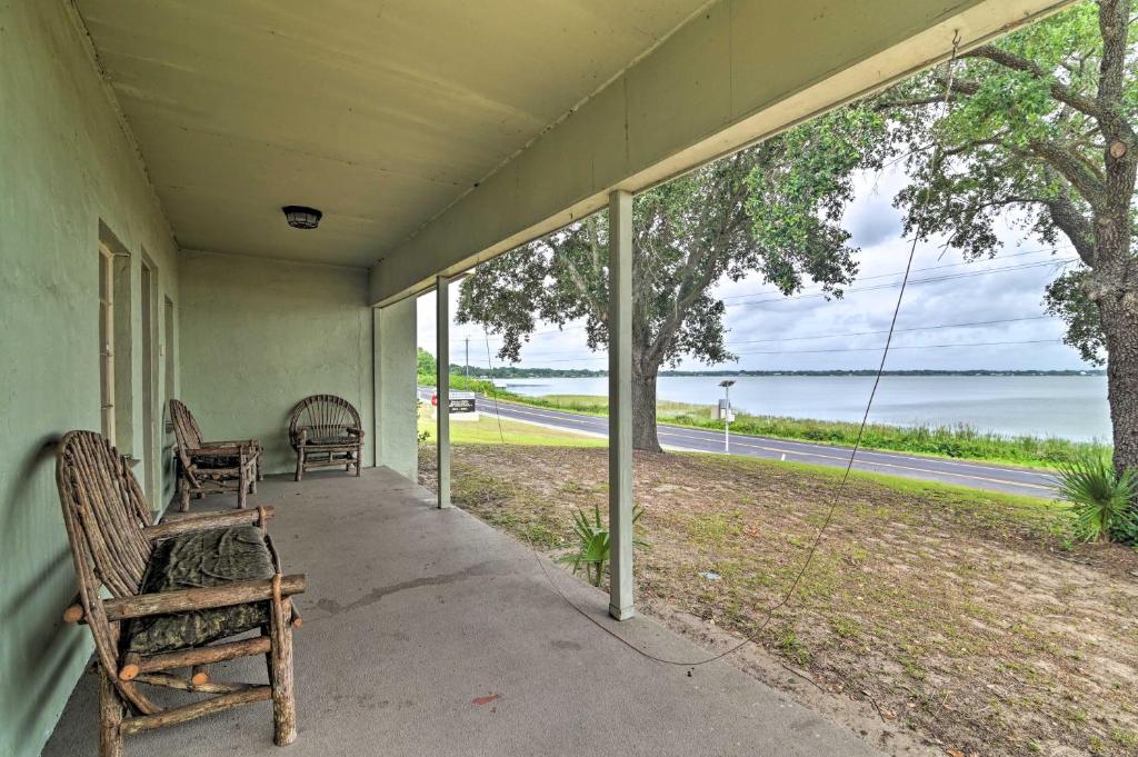 Auburndale House with Private Porch and Gas Grill - image 2