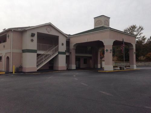 Country Hearth Inn & Suites Augusta - main image