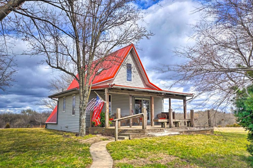 Vivid Cedar Ridge Cabin 23 Mi to Wichita! - main image