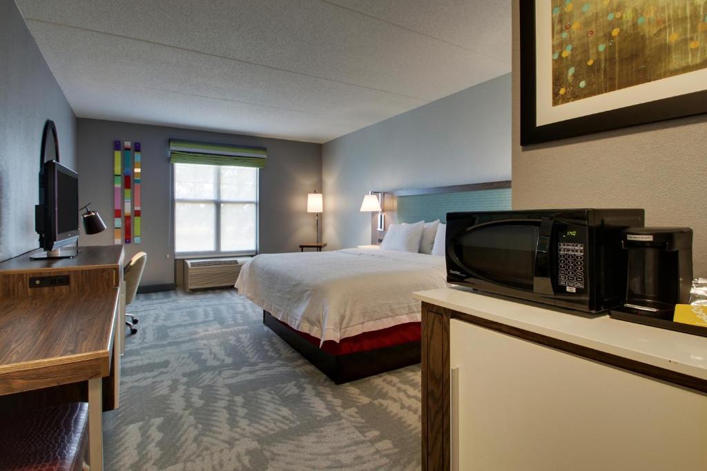 Hampton Inn & Suites Chicago/Aurora - image 4