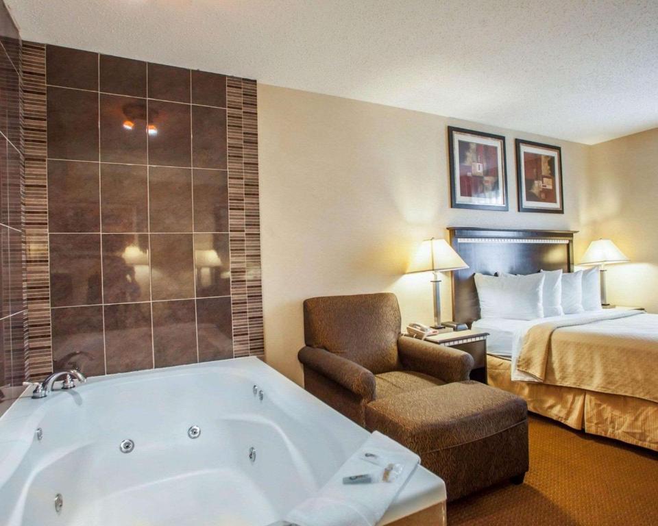 Quality Inn Aurora-Naperville Area - image 2