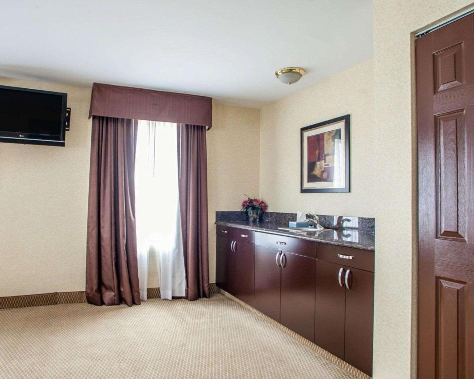 Quality Inn Aurora-Naperville Area - image 6