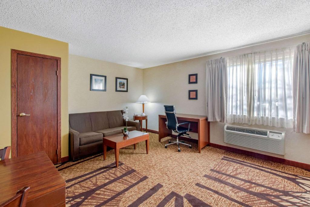 Comfort Inn Denver Southeast - image 3