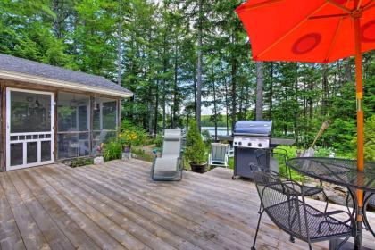 Calm Waterfront Great Pond Cottage with Hot Tub Deck - image 8