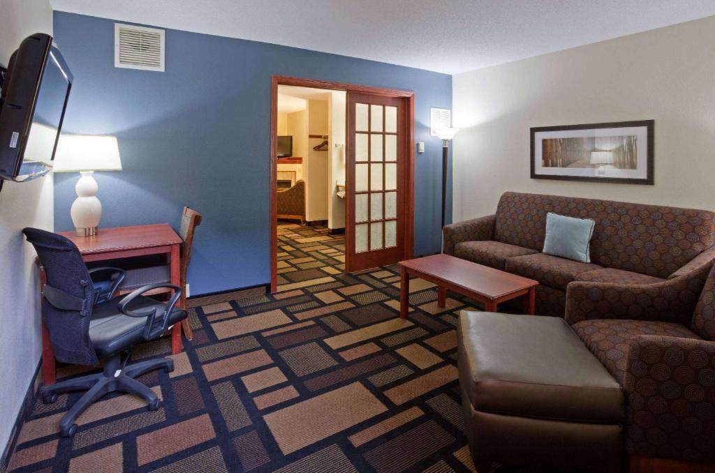 AmericInn by Wyndham Austin - main image