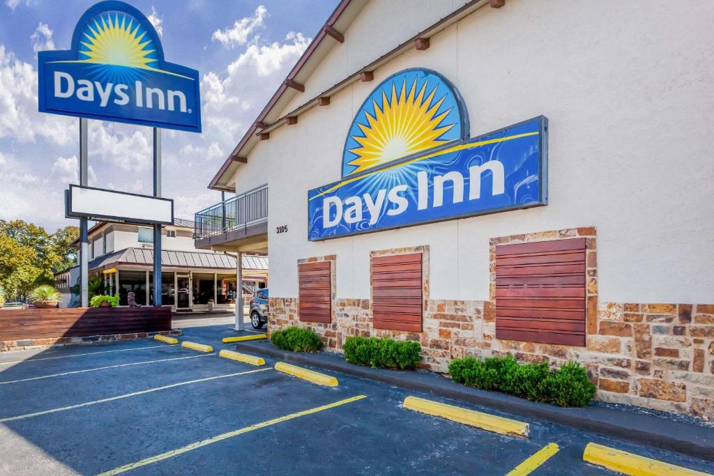 Days Inn by Wyndham Austin/University/Downtown - main image