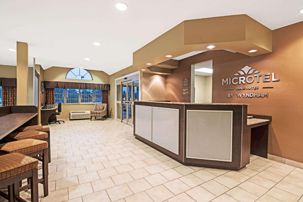 Microtel Inn & Suites by Wyndham Austin Airport - image 4