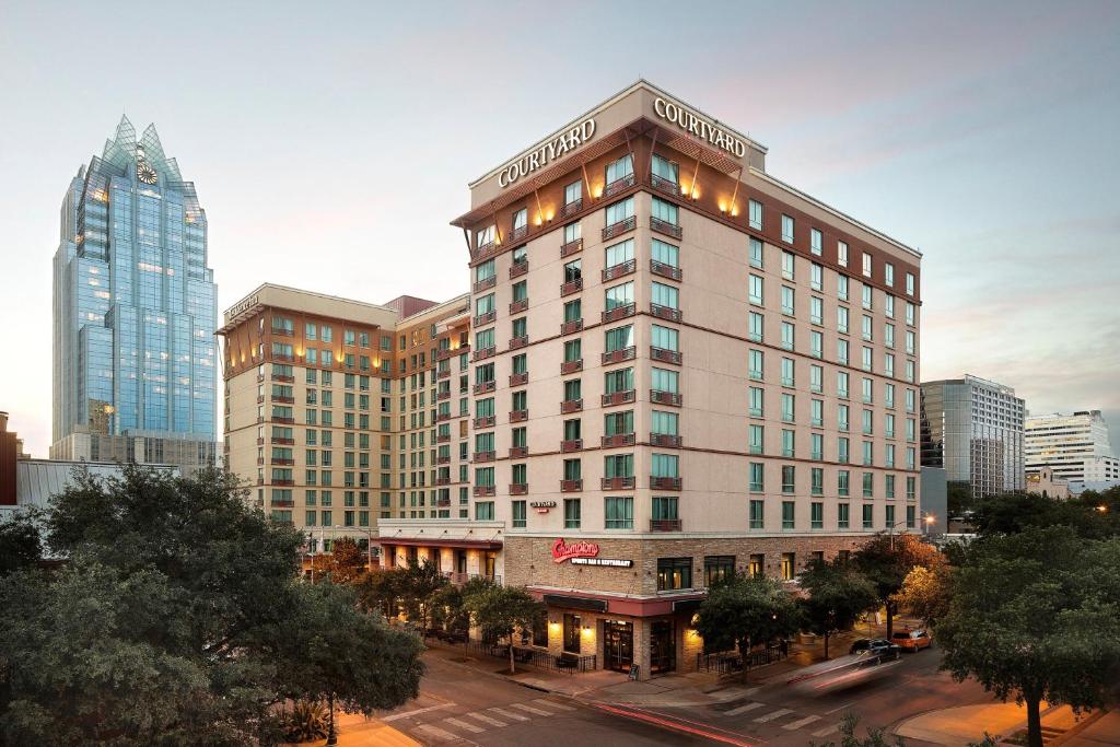 Courtyard Austin Downtown/Convention Center - image 3