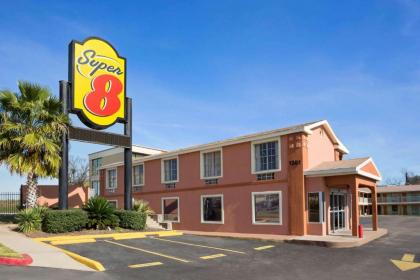 Super 8 by Wyndham Austin Downtown/Capitol Area - image 5