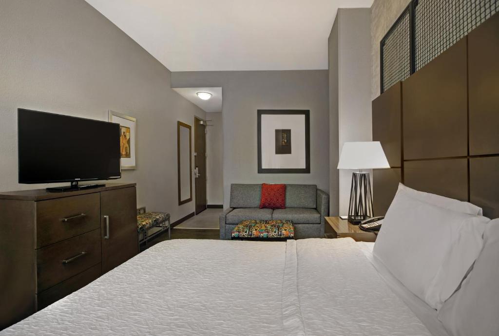 Hampton Inn and Suites Austin University Capitol - image 2