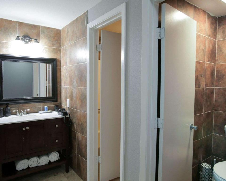 Rodeway Inn and Suites Austin - image 4