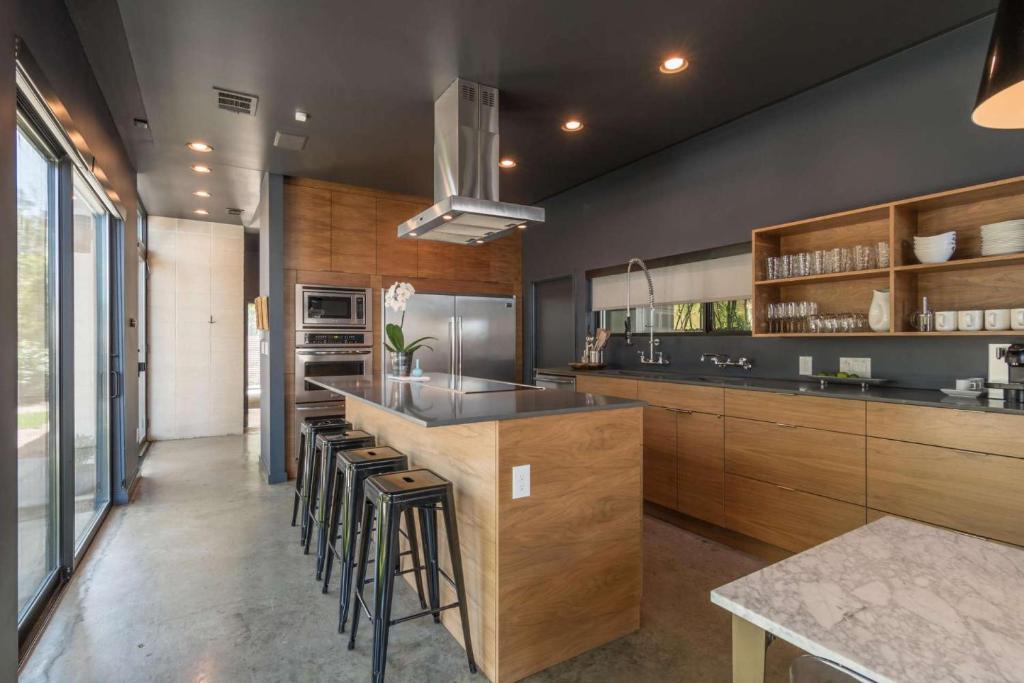 Contemporary Home In Downtown Austin - main image