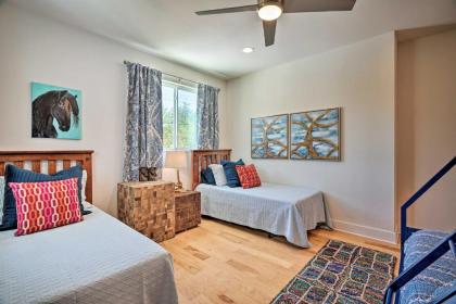 Spacious Getaway with Patio 3 Blocks to Lake Austin - image 2