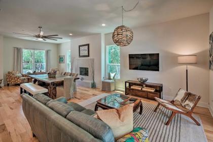 Spacious Getaway with Patio 3 Blocks to Lake Austin - image 5