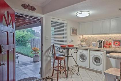 Modern Austin Condo with Pool Less Than 5 Mi to Downtown! - image 3