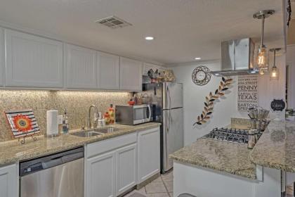 Modern Austin Condo with Pool Less Than 5 Mi to Downtown! - image 4