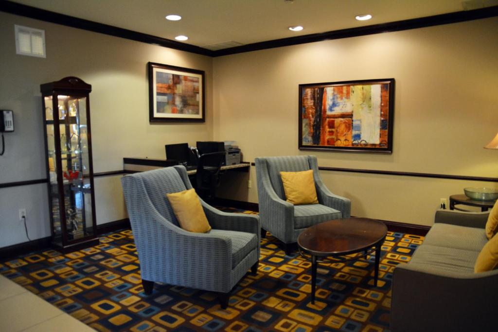 Holiday Inn Express & Suites Youngstown West I 80 an IHG Hotel - image 4